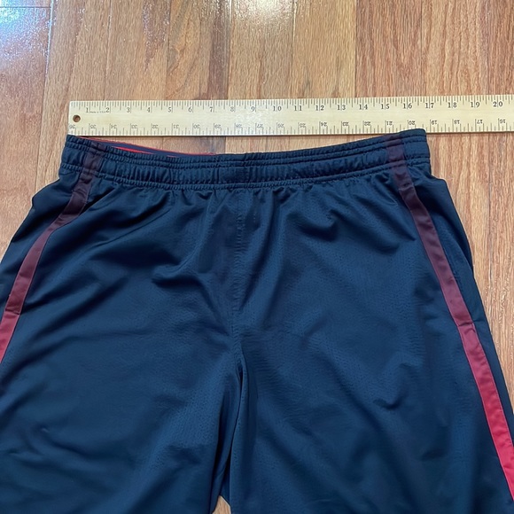 Under Armour Mens Shorts Size Xl loose Fit Red Black Pockets Heat Gear - Picture 5 of 11
